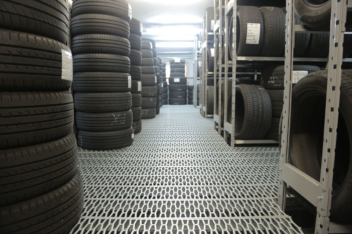 Almacén industrial con estanterías