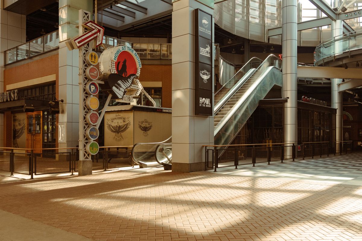 Rótulos, uniformes y stock de marca: por qué se destruyen cuando cierra un comercio